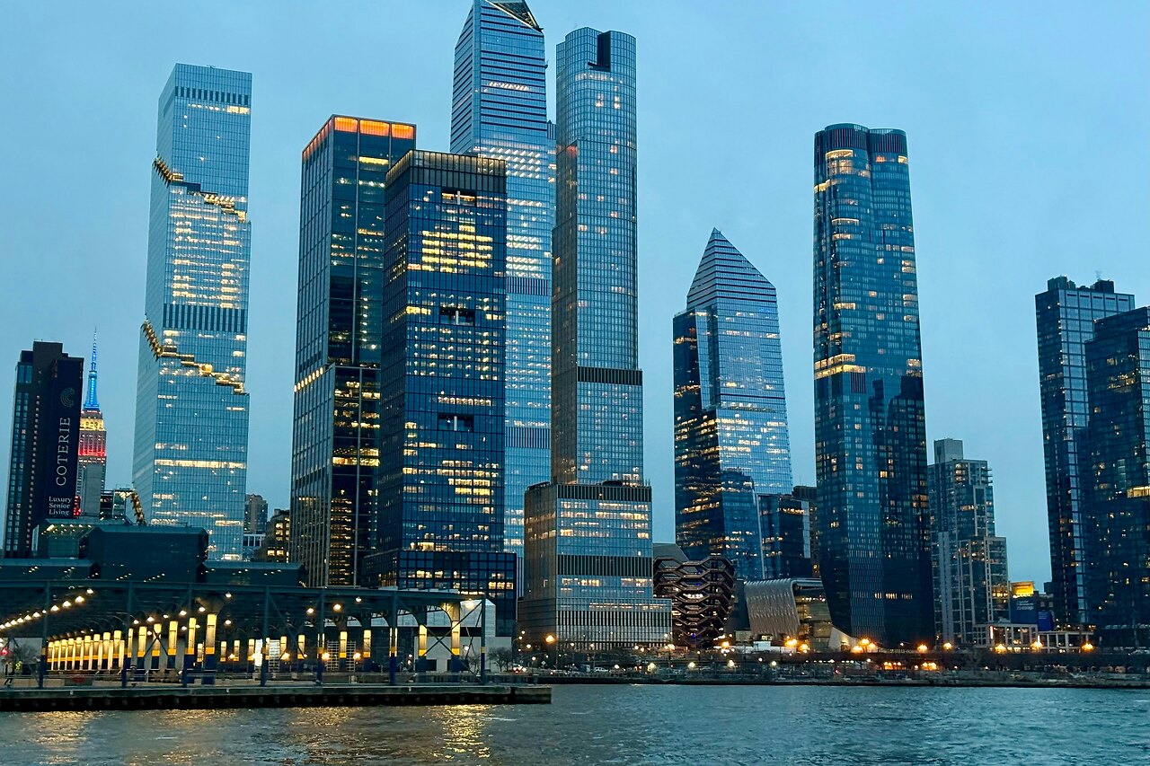 Beleuchtete Skyline eines Finanzdistrikts in der Abenddämmerung