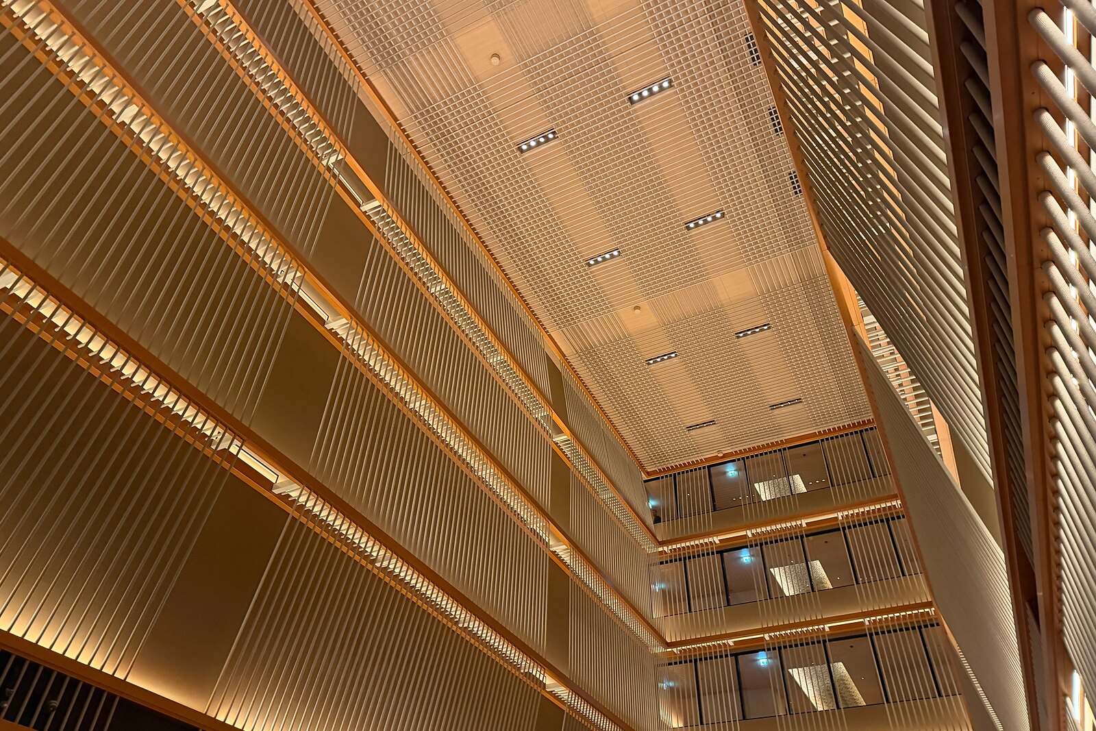 Warmes goldenes Atrium moderner Architektur mit klarer Geometrie