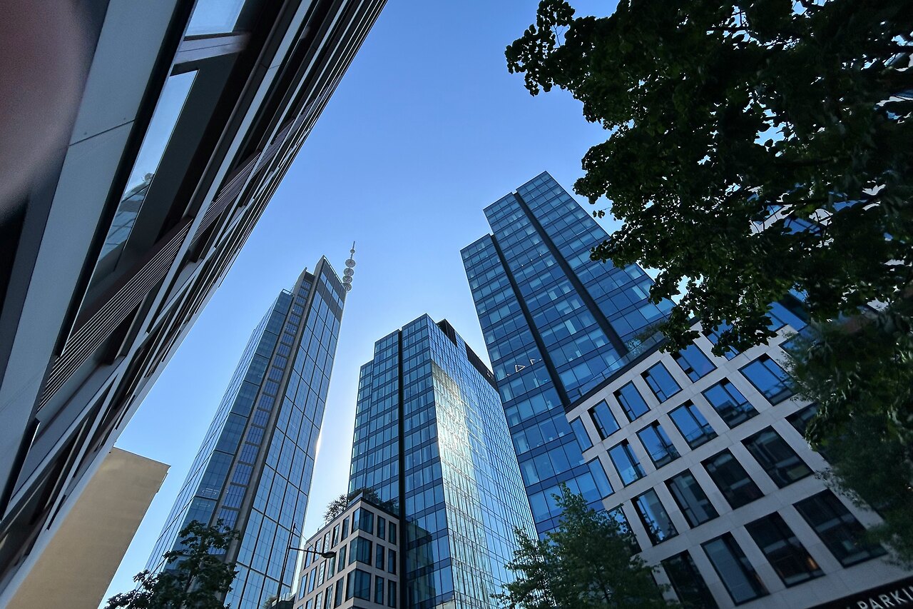 Moderne Glas-Hochhäuser aus der Untersicht vor klarem Himmel